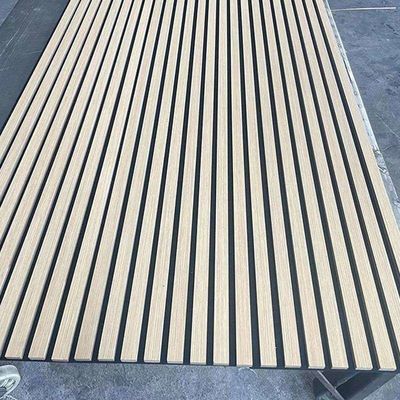 Gepersonaliseerd polyestervezel hout slatstextuurde akoestisch paneel met moderne design stijl